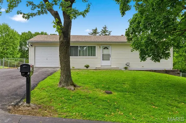 1267 Patrick DR, Fenton, MO 63026