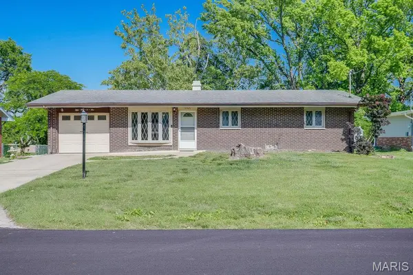 5105 Staten DR, Godfrey, IL 62035