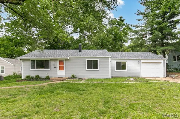 10007 Delta DR, Breckenridge Hills, MO 63074