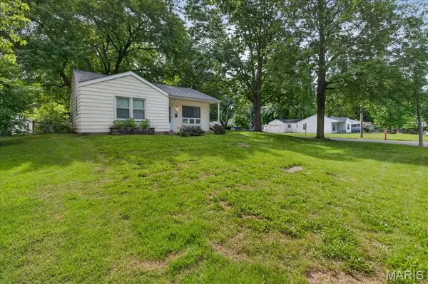 260 Brackleigh, Florissant, MO 63031