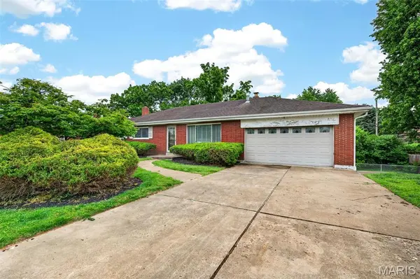 11820 Parklind DR, Sunset Hills, MO 63127