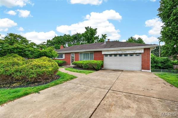 11820 Parklind DR, Sunset Hills, MO 63127