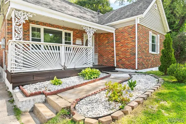 8913 Rosemore PL, St Louis, MO 63114