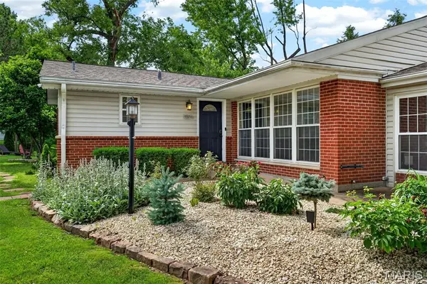 9211 Old Bonhomme RD, Olivette, MO 63132