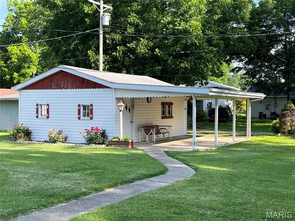 1671 Clinton ST, Carlyle, IL 62231