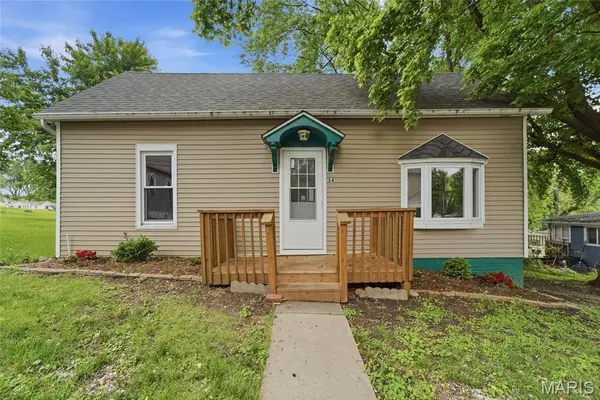 54 Sunset AVE, Glen Carbon, IL 62034