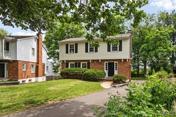 8562 Colonial LN, Ladue, MO 63124