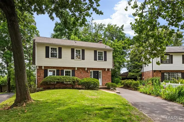 8562 Colonial LN, Ladue, MO 63124