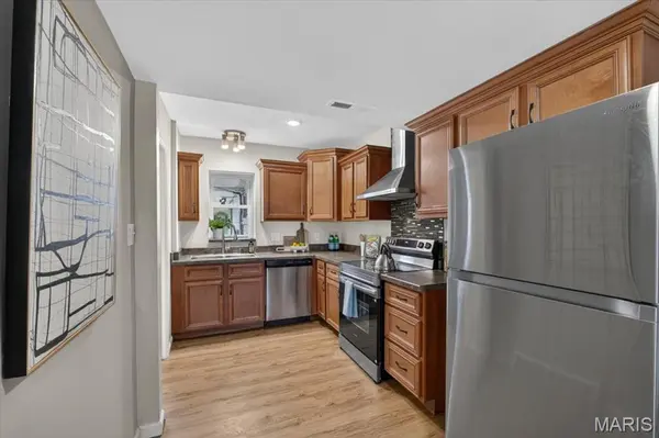 913 Blossom LN, Rock Hill, MO 63119