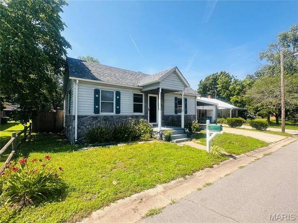 305 E Ironbanks, Charleston, MO 63834