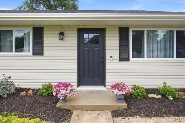 1304 Valiant DR, Fenton, MO 63026