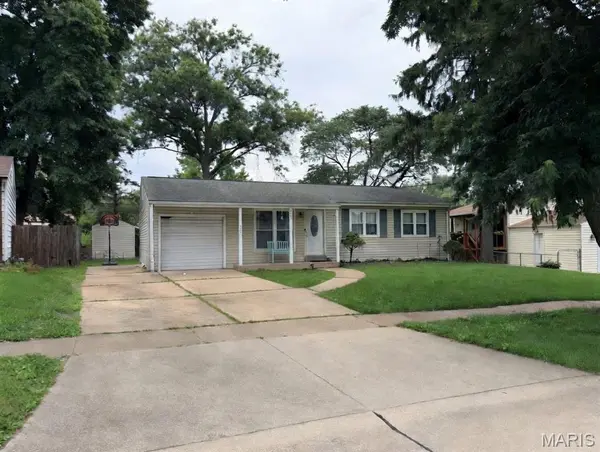 2883 Foxwood DR, Maryland Heights, MO 63043