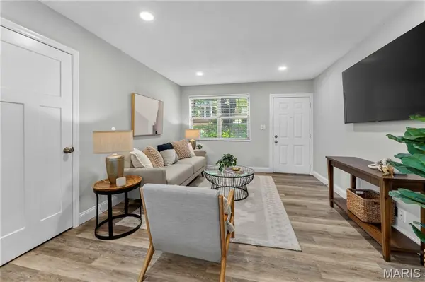 9102 W Swan CIR, Brentwood, MO 63144