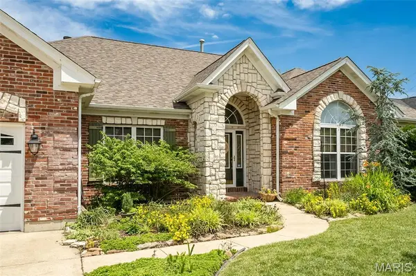 9609 Oakmont Woods CT, Crestwood, MO 63126
