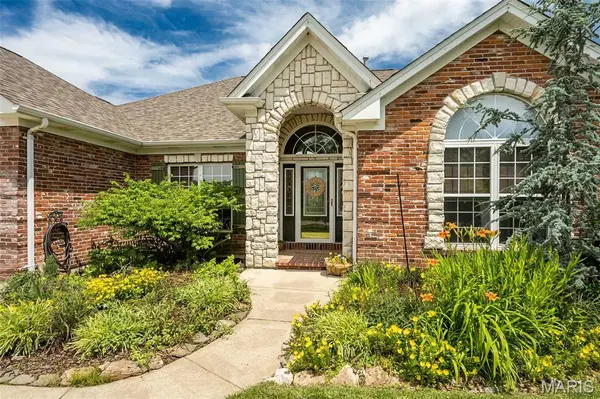 9609 Oakmont Woods CT, Crestwood, MO 63126