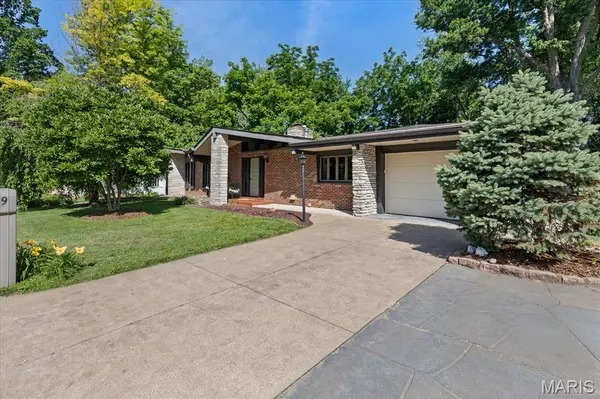 139 College DR, St Charles, MO 63301