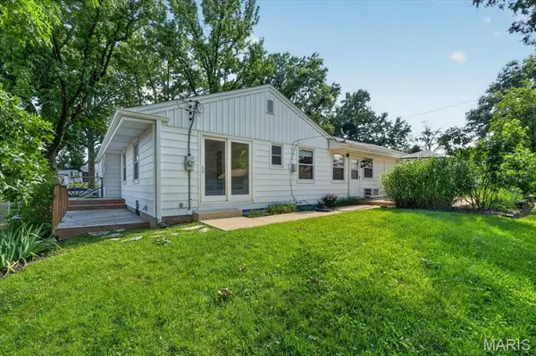 223 Woodridge RD, Kirkwood, MO 63122