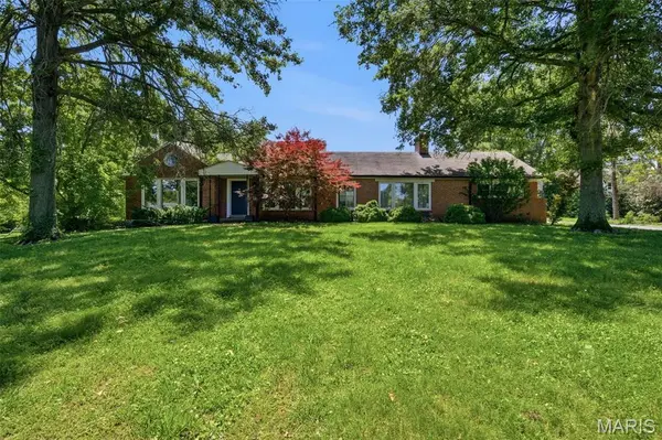 13 Terrace GDNS, Frontenac, MO 63131