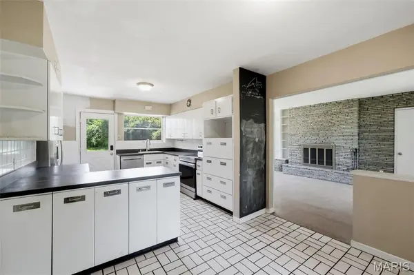 13 Terrace GDNS, Frontenac, MO 63131