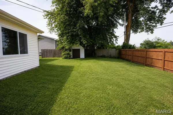 9 Paul DR, Granite City, IL 62040