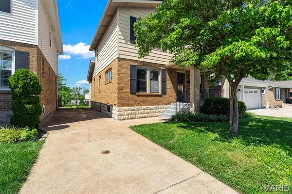 8763 Brentwood PL, Brentwood, MO 63144