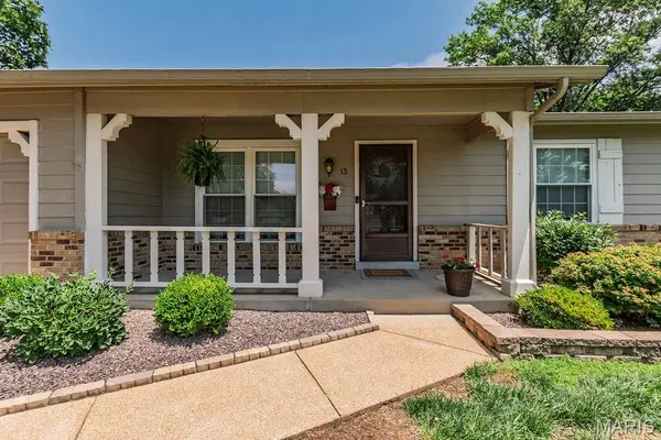 13 Suncrest DR, St Peters, MO 63376