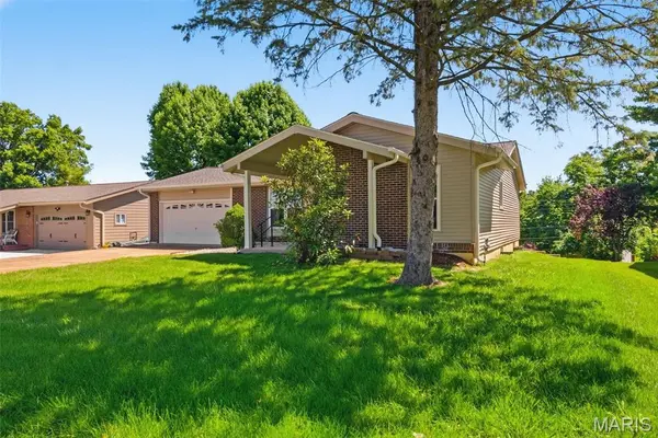 2207 Bentley Manor DR, Fenton, MO 63026