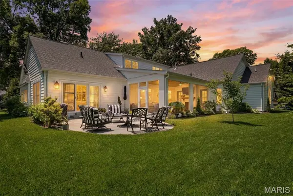 1345 Green Tree LN, Glendale, MO 63122