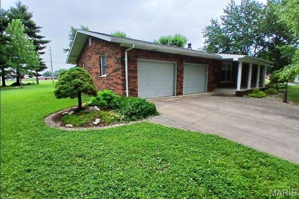 803 W Miller DR, Staunton, IL 62088