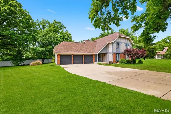 15693 Dresden Lake CT, Chesterfield, MO 63017