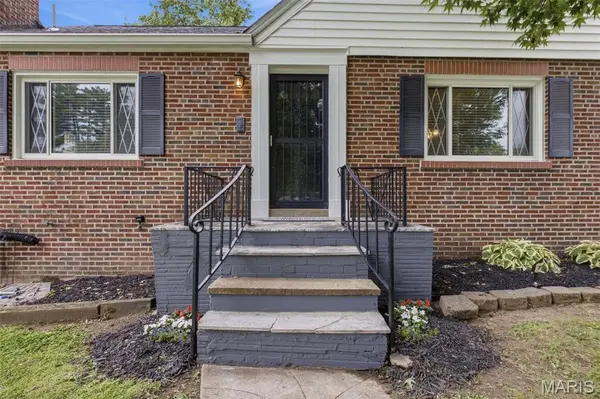 9860 Berwick DR, Affton, MO 63123