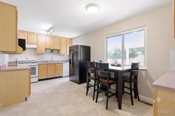 12428 Bernie LN, Maryland Heights, MO 63043