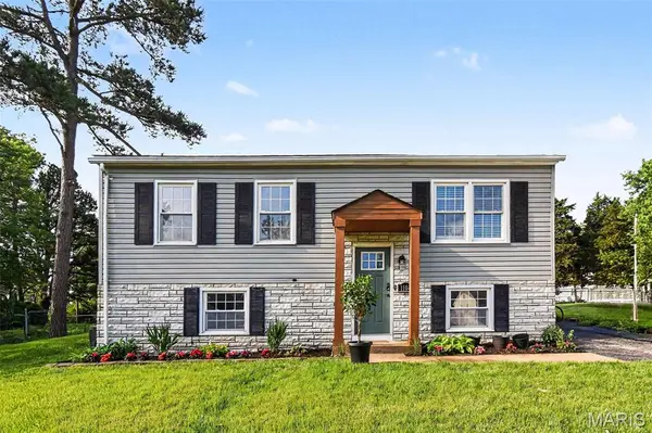 1104 Dauphine LN, Manchester, MO 63011