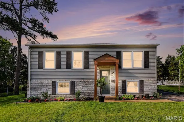 1104 Dauphine LN, Manchester, MO 63011