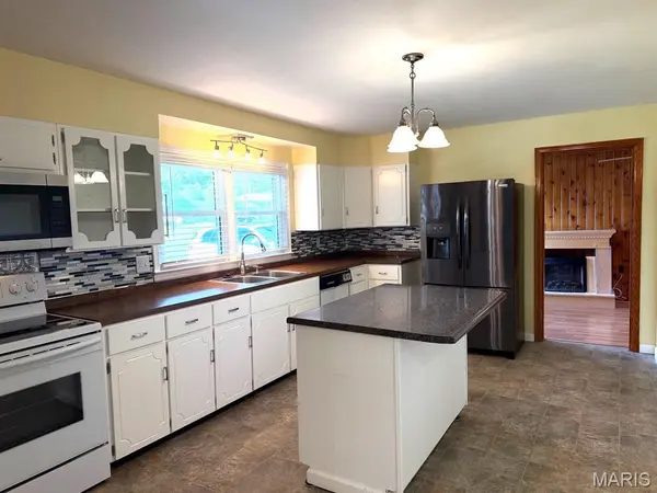 8 Wayne ST, St Charles, MO 63301