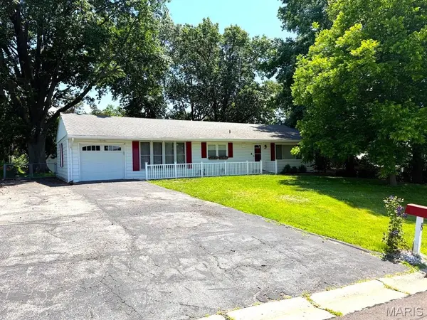 8 Wayne ST, St Charles, MO 63301