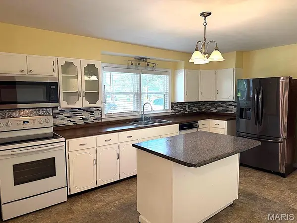8 Wayne ST, St Charles, MO 63301