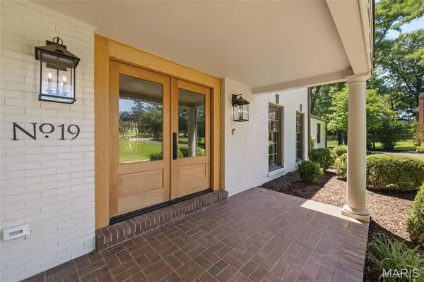 19 Sackston Woods LN, St Louis, MO 63141