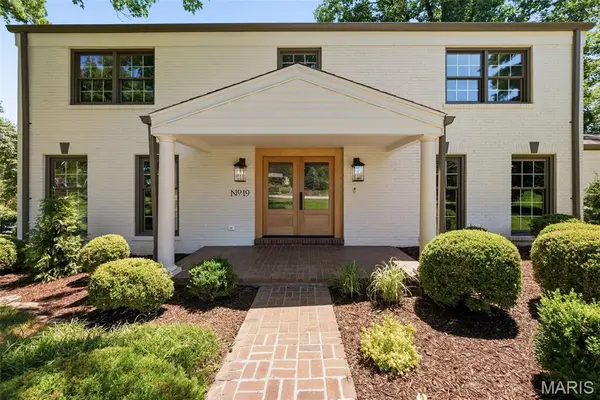 19 Sackston Woods LN, St Louis, MO 63141
