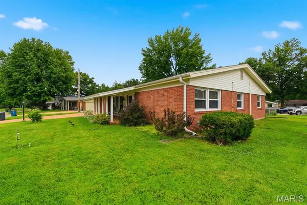 5044 Tealby LN, St Louis, MO 63128