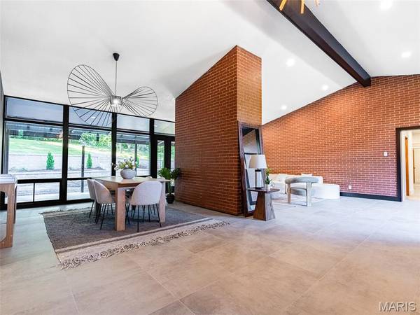 28 Black Oak DR, Sunset Hills, MO 63127