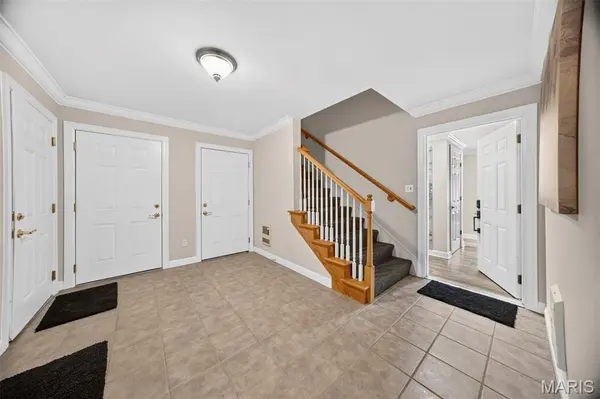 719 Windberry CT, Oakland, MO 63122