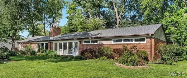416 Tanglewood DR, Ladue, MO 63124