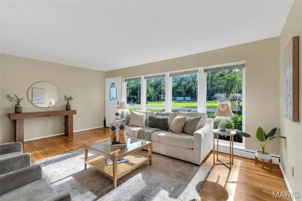 416 Tanglewood DR, Ladue, MO 63124