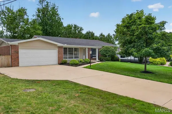 334 Country Club DR, Ballwin, MO 63011