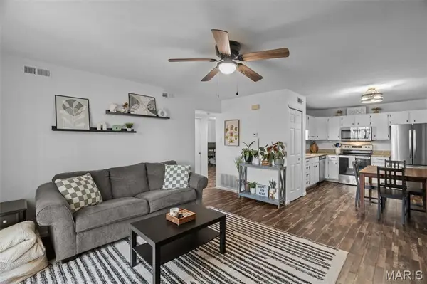 621 S Kirkwood RD #202, Kirkwood, MO 63122