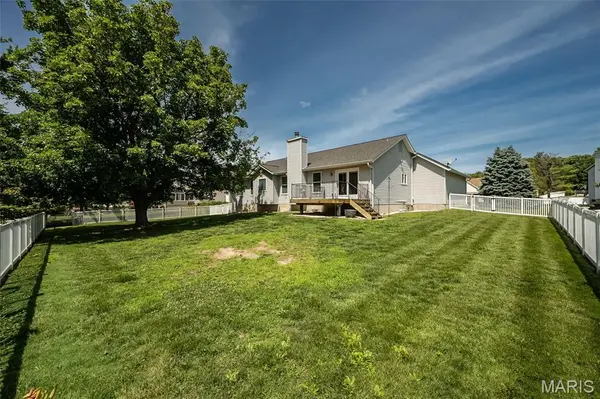 368 Clarendon LN, St Charles, MO 63301