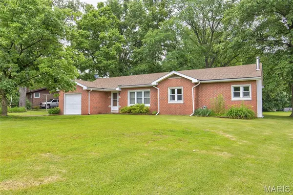 5673 Humbert RD, Godfrey, IL 62035