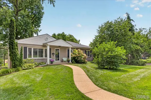 8124 Halifax DR, Clayton, MO 63105