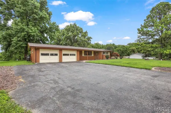 3411 Glennoak DR, Edwardsville, IL 62025